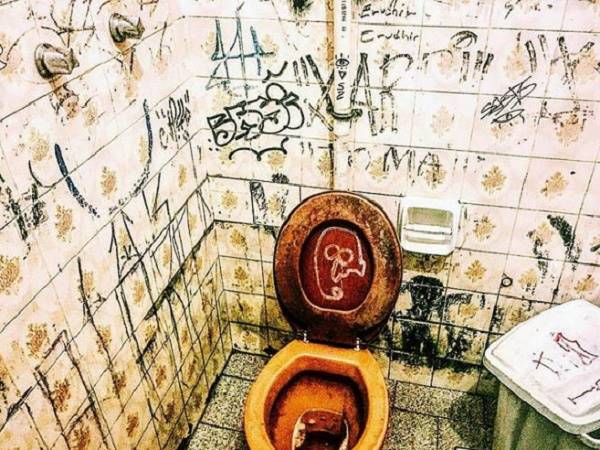 Nằm mơ thấy nhà vệ sinh bẩn là điềm gì, con số may mắn nào liên quan?