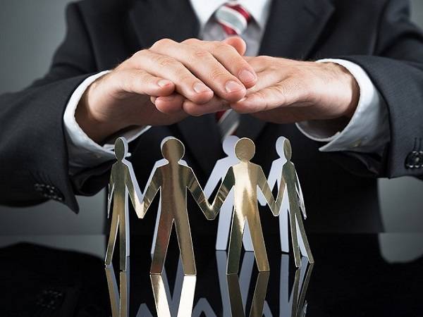 Bảo hiểm nhân thọ được phân loại thành hai loại chính:

1. Bảo hiểm nhân thọ có tích lũy giá trị tiền mặt: Loại bảo hiểm này cho phép người tham gia đóng tiền bảo hiểm và tích lũy được giá trị tiền mặt theo thời gian. Khi hợp đồng bảo hiểm kết thúc hoặc khi người tham gia qua đời, họ sẽ được nhận lại khoản tiền tích lũy cùng với tiền bảo hiểm.

2. Bảo hiểm nhân thọ không tích lũy giá trị tiền mặt: Loại bảo hiểm này chỉ chi trả khoản tiền bảo hiểm cho người tham gia hoặc gia đình của họ khi có sự cố xảy ra. Khi hợp đồng kết thúc, người tham gia sẽ không được nhận lại khoản tiền tích lũy nào.

Ngoài ra, bảo hiểm nhân thọ cũng được phân loại theo mục đích sử dụng, chẳng hạn như bảo hiểm cho tuổi già, bảo hiểm cho trẻ em hoặc bảo hiểm tử vong.