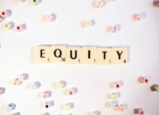 Có nhiều hình thức Equity trong kinh doanh, bao gồm: 1. Cổ phiếu ưu đãi: Là loại cổ phiếu có các đặc quyền đối với chủ sở hữu, ví dụ như ưu tiên nhận cổ tức hoặc ưu tiên trong trường hợp công ty phá sản. 2. Cổ phiếu bình thường: Là loại cổ phiếu thông thường và không có đặc quyền đối với chủ sở hữu. 3. Cổ phiếu ưu tiên chuyển đổi: Là loại cổ phiếu có thể được chuyển đổi thành cổ phiếu thông thường trong một số trường hợp đặc biệt. 4. Cổ phiếu ưu tiên không thể chuyển đổi: Là loại cổ phiếu có đặc quyền ưu tiên nhận cổ tức hoặc ưu tiên trong trường hợp công ty phá sản, tuy nhiên không thể chuyển đổi thành cổ phiếu thông thường. 5. Cổ phiếu có giá trị nominal: Là loại cổ phiếu có giá trị cố định và không thay đổi theo thị trường. 6. Cổ phiếu không có giá trị nominal: Là loại cổ phiếu không có giá trị cố định và giá trị được xác định theo thị trường. 7. Cổ phiếu ưu tiên được bảo vệ: Là loại cổ phiếu có đặc quyền ưu tiên nhận cổ tức hoặc ưu tiên trong trường hợp công ty phá sản và được bảo vệ khỏi những thay đổi về quyền lợi của cổ đông. Các hình thức Equity có thể khác nhau tùy thuộc vào mục đích và nhu cầu của công ty và các nhà đầu tư.