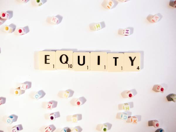 Equity là gì tổng hợp các thuật ngữ liên quan tới Equity Có nhiều hình thức Equity trong kinh doanh, bao gồm:
1. Cổ phiếu ưu đãi: Là loại cổ phiếu có các đặc quyền đối với chủ sở hữu, ví dụ như ưu tiên nhận cổ tức hoặc ưu tiên trong trường hợp công ty phá sản.
2. Cổ phiếu bình thường: Là loại cổ phiếu thông thường và không có đặc quyền đối với chủ sở hữu.
3. Cổ phiếu ưu tiên chuyển đổi: Là loại cổ phiếu có thể được chuyển đổi thành cổ phiếu thông thường trong một số trường hợp đặc biệt.
4. Cổ phiếu ưu tiên không thể chuyển đổi: Là loại cổ phiếu có đặc quyền ưu tiên nhận cổ tức hoặc ưu tiên trong trường hợp công ty phá sản, tuy nhiên không thể chuyển đổi thành cổ phiếu thông thường.
5. Cổ phiếu có giá trị nominal: Là loại cổ phiếu có giá trị cố định và không thay đổi theo thị trường.
6. Cổ phiếu không có giá trị nominal: Là loại cổ phiếu không có giá trị cố định và giá trị được xác định theo thị trường.
7. Cổ phiếu ưu tiên được bảo vệ: Là loại cổ phiếu có đặc quyền ưu tiên nhận cổ tức hoặc ưu tiên trong trường hợp công ty phá sản và được bảo vệ khỏi những thay đổi về quyền lợi của cổ đông.
Các hình thức Equity có thể khác nhau tùy thuộc vào mục đích và nhu cầu của công ty và các nhà đầu tư.