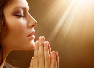 Bắt gặp ai đó cầu nguyện ẩn chứa điềm gì, tốt hay xấu?