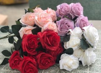 Đi đường bắt gặp hoa giả có phải báo hiệu nguy cơ thất thoát?