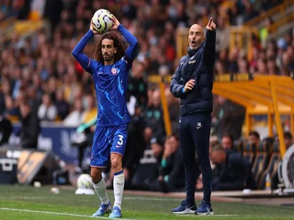 Cucurella thi đấu ở nhiều vị trí khiến nhiều cầu thủ bị hạn chế