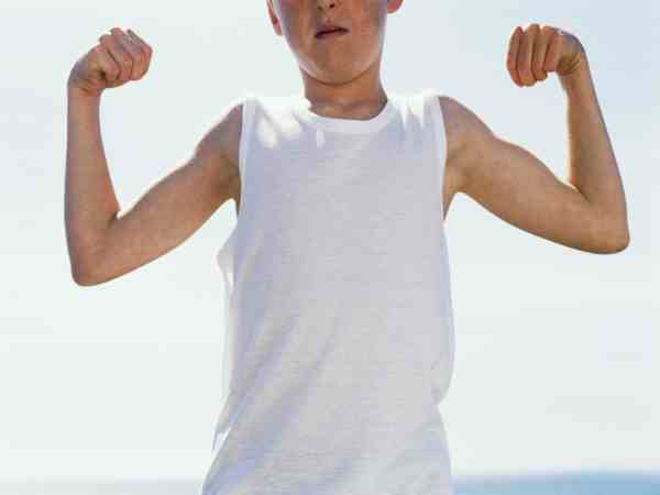 Một triệu chứng khác của dậy thì sớm là sự phát triển mạnh mẽ của cơ bắp Một triệu chứng khác của dậy thì sớm là sự phát triển mạnh mẽ của cơ bắp