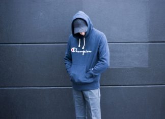 Cách phối đồ với áo hoodie nam giúp xuống phố tự tin hơn phối đồ với áo hoodie nam