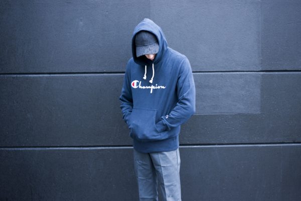Cách phối đồ với áo hoodie nam với quần kaki Cách phối đồ với áo hoodie nam với quần kaki