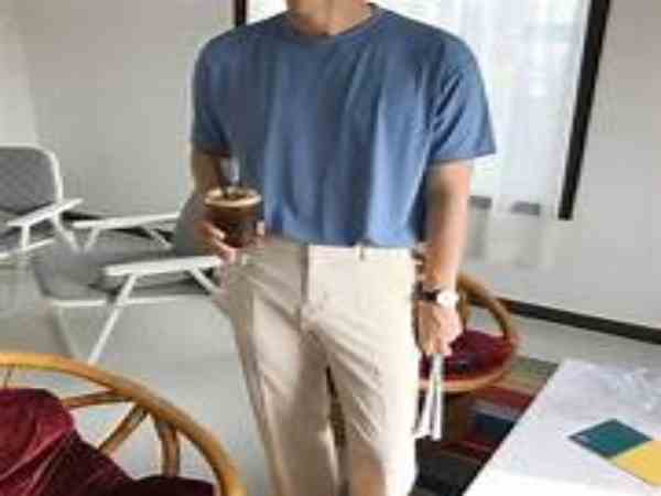 Quần màu be và áo màu xanh