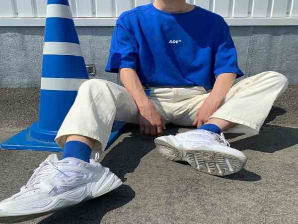 Quần trắng phối áo màu xanh dương Quần trắng phối áo màu xanh dương