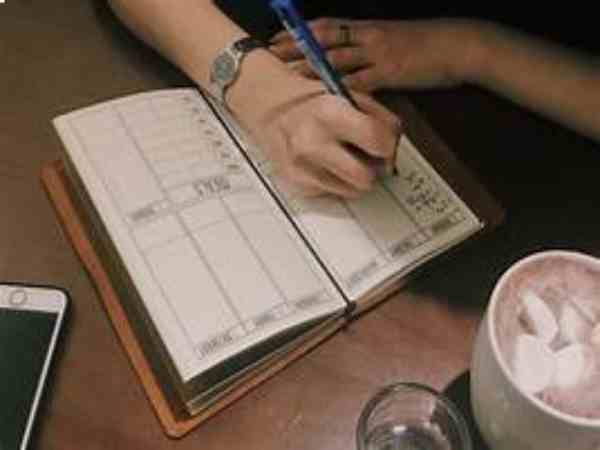 Ghi chép chi tiêu bằng sổ tay