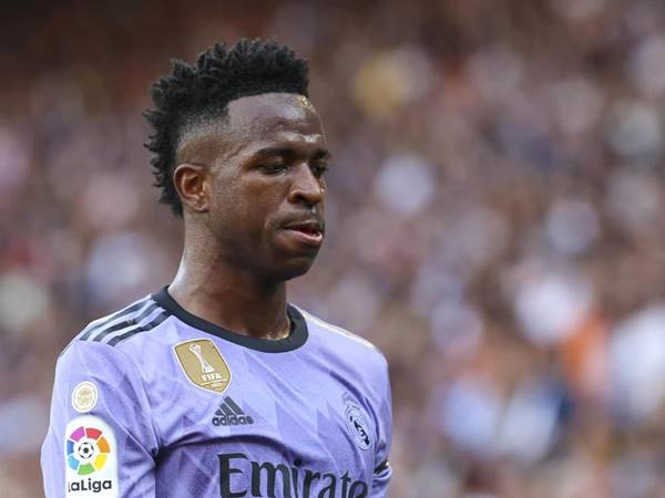 Bài học đắt giá từ sự việc của ngôi sao Vinicius