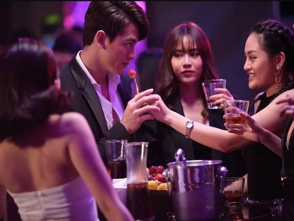 Mê thấy mình uống rượu, bia trong quán bar