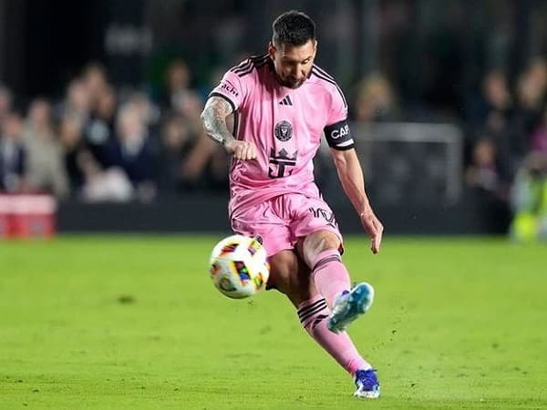 Bí quyết tạo nên những bàn thắng sút phạt thần kỳ của Messi