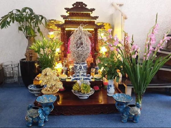 Ý nghĩa của việc cắm hoa trên bàn thờ Thần Tài
