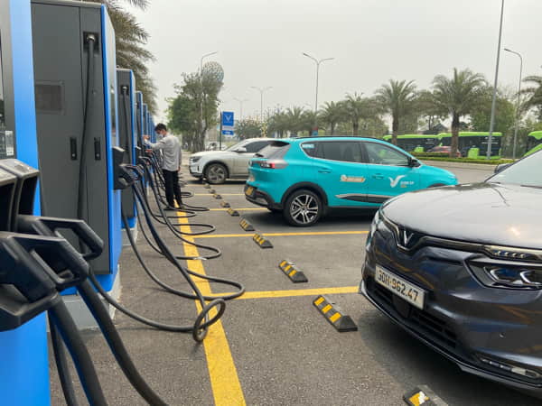 Hạ tầng và sự tiện lợi của xe điện và xe xăng