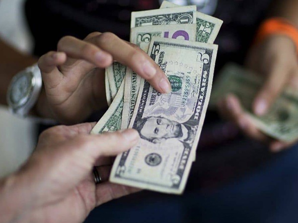 Nằm mơ thấy người khác cho tiền là điềm gì, con gì tài lộc?