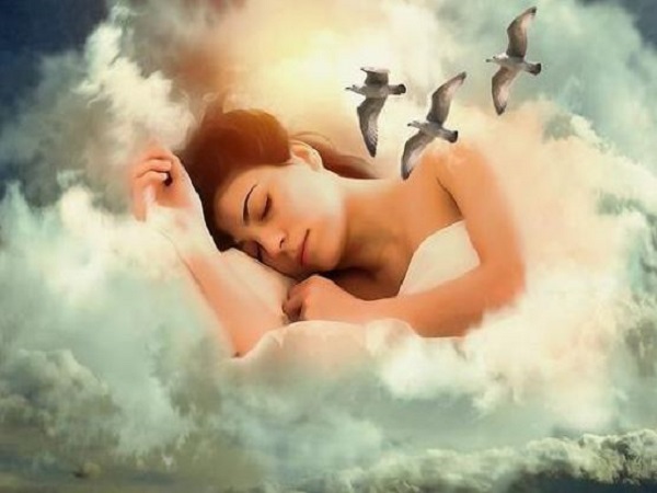 Mơ thấy không mặc quần áo trong nhà