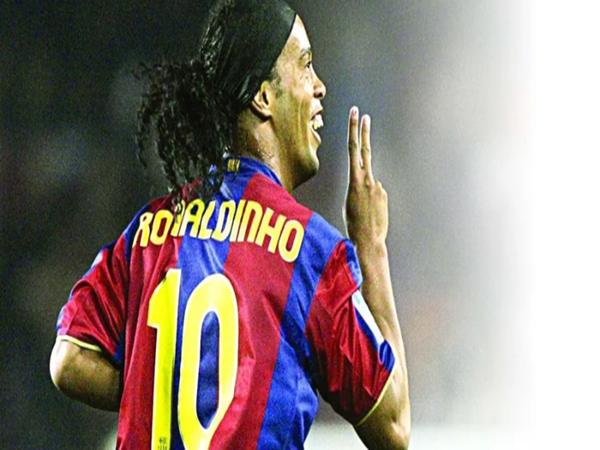 Số áo Ronaldinho tại câu lạc bộ