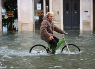 Giải mã nằm mơ thấy nước ngập đường số mấy vượng phát?